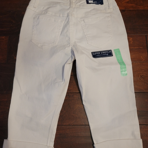 BNWT Bundle of 4 Women's Capris/Shorts - Sizes 6/8 - Picture 10 of 16